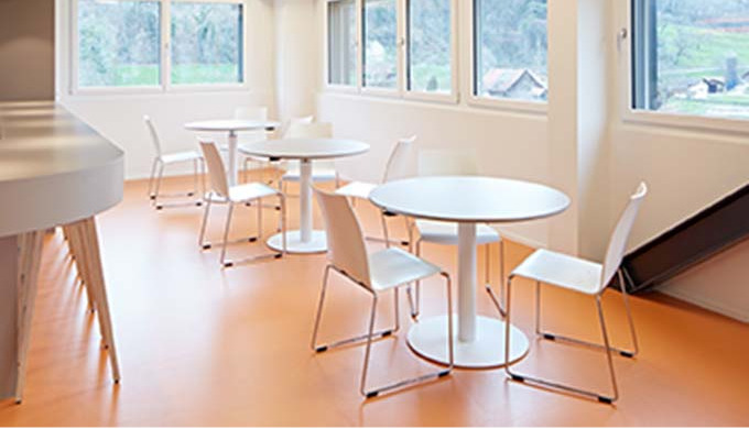 Cafeteria Einrichtungen von Echo Büromöbel schaffen mit einem Flair von schlichter Gemütlichkeit in ...