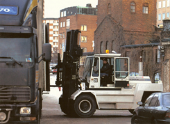 Vi erbjuder Bemannade gaffeltruckar med 3-12 tons kapacitet, teleskoptruckar och lastmaskiner.Profes...