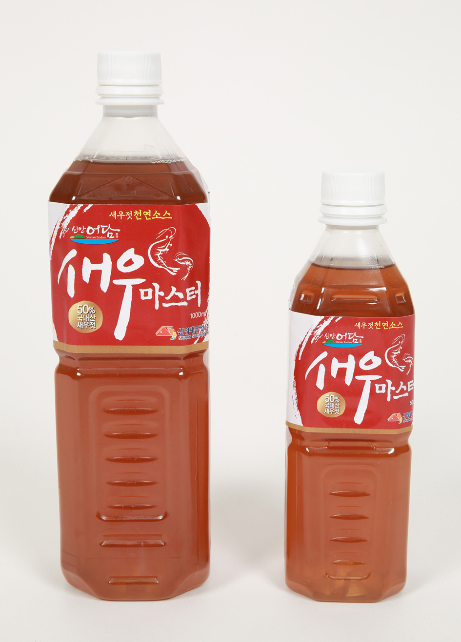 Natural liquefied seasoning that is being liquefied after liquefaction of shrimp into solar salt. Su...