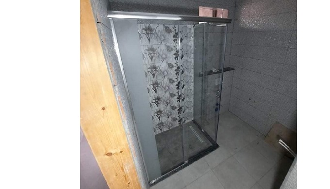 La cabine de douche en verre trempé est une solution élégante et sécurisée pour votre salle de bain....