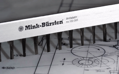 Das Aneinanderreiben von Oberflächen, aber auch das ruckartige Trennen fest aneinander gepresster Fl...