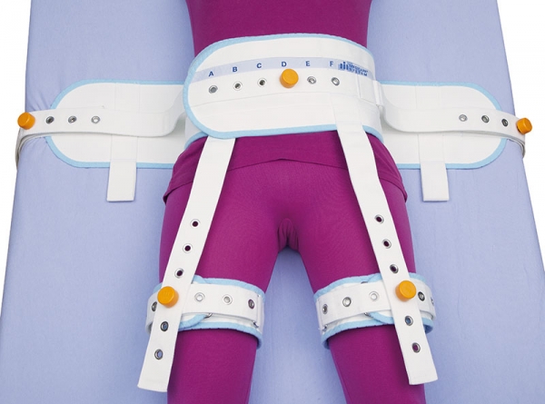 El cinturón de sujeción abdominal se puede instalar fácilmente antes o desp...