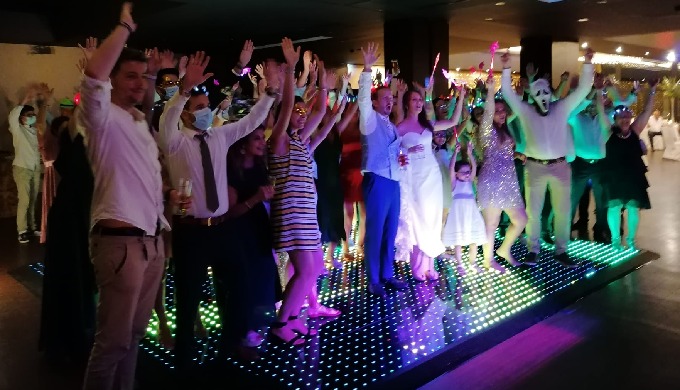 A Pista de Dança LED torna qualquer evento memorável. Com diversas cores e emissão de diferentes pad...