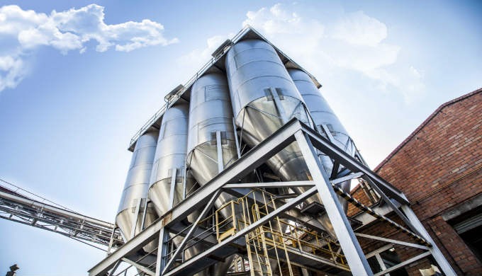 Los silos de cereales y piensos metálicos de carga a granel sobre estructura o silos elevados indivi...