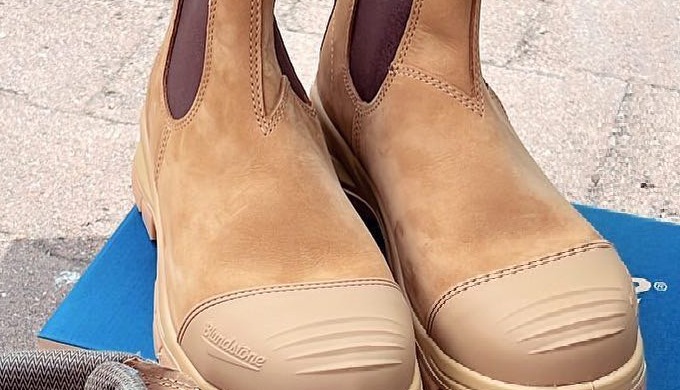 Our Blundstone boots and shoes cover a range of steel toe, composite toe, soft toe, elastic sided, l...