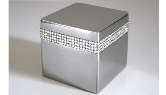 Relicario adornado con más de 350 cristales Swarovski® Elements.