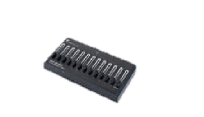 12 Faders de cala individuales 1 Fader master 12 canales DMX Diseño compaco y funcionamiento sencill...