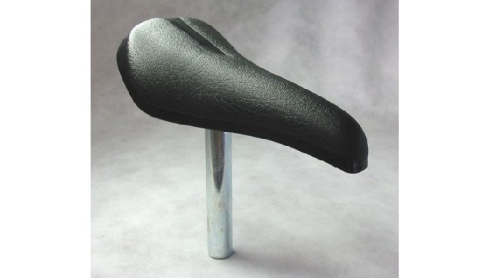 Sella rigida bmx universale in polipropilene. Canotto diam.mm.22.Design con rifinitura in finta pell...