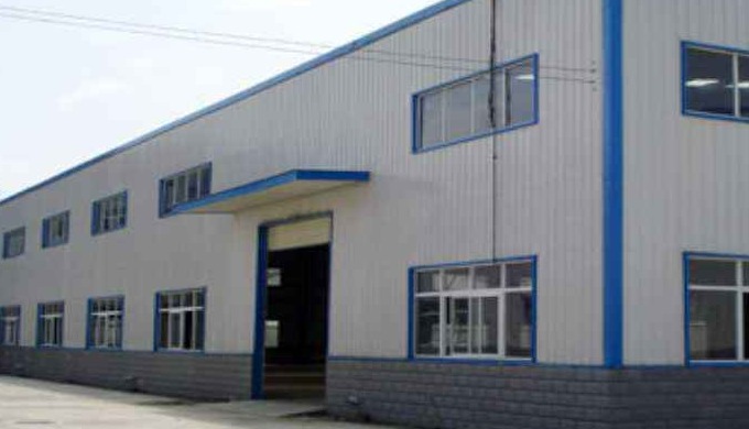 主要材料：Q235钢柱梁：Q235钢 ，焊接H型材，涂漆 檩条：C型或Z型钢，镀锌 用途：仓库，车间等