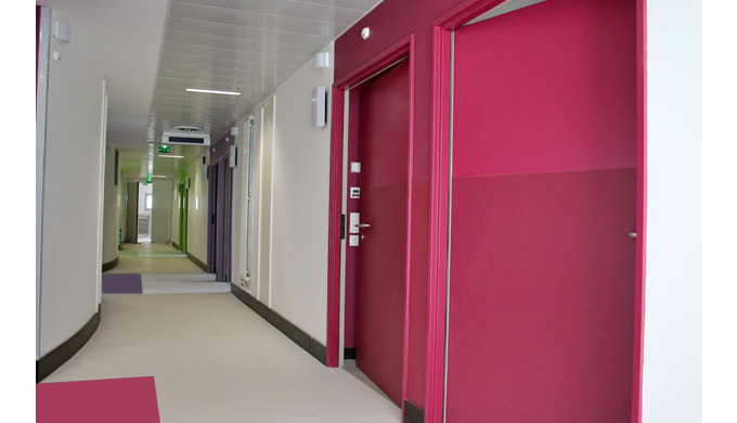 Blocs-portes EI60 prépeints : • 1 vantail • 3 ou 4 paumelles • Huisserie hêtre 118 x 58