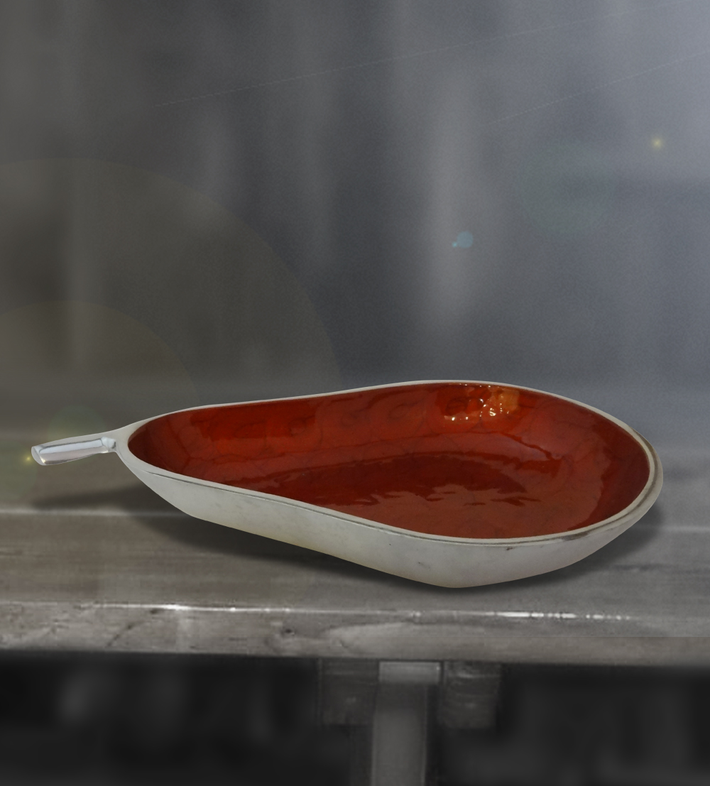 Stylish elegance with beautiful finishing, this pear shaped platter would add exceptional delight to...