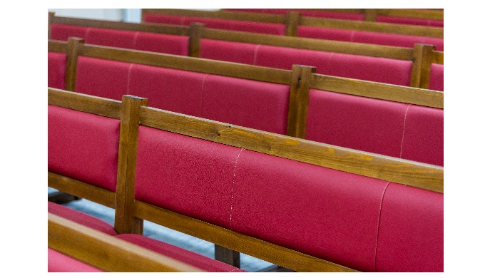 Banc pour publique en un seul moule en bois rouge avec des cotés plein et accoudoirs décoré en extim...