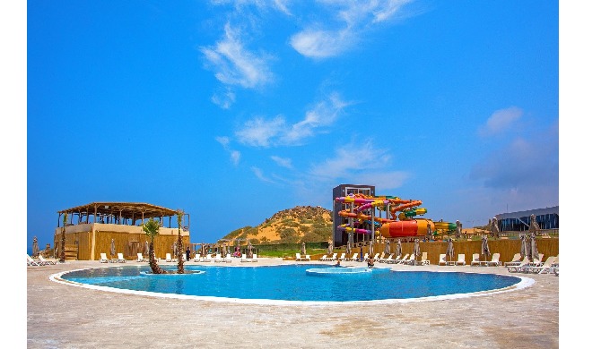 la piscine adulte de Zina Beach promet une expérience de baignade paisible et exclusive.