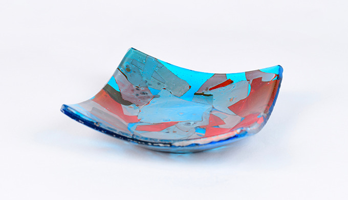 This exquisite handmade glass dish will add an elegant touch of color to any home. Perfect for servi...