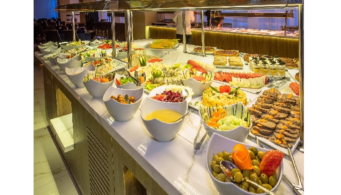 Du petit-déjeuner au dîner, nos chefs talentueux concoctent des mets délicieux et raffinés, mettant ...
