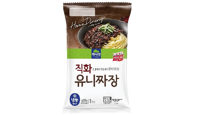 The combination of tender and chewy noodles with rich taste of jajang sauce Stir-frided with direct ...