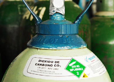 PRODUCTO QUIMICO E IDENTIFICACION Nombre del producto: Dióxido de carbono gaseoso Nombre químico: Di...