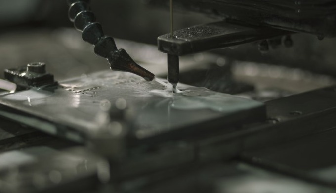 FÚRÁS SZIKRAFORGÁCSOLÁS