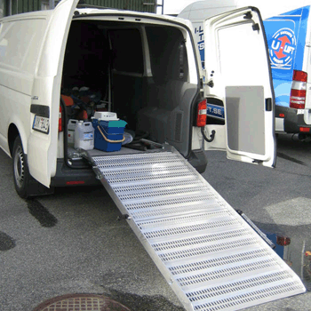Invändig ramp med stegprofiler i aluminium. En gastrycksfjäder underlättar ut- och ihopfällning av r...