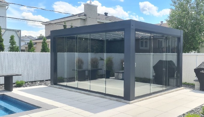 Een overkapping of carport van aluminium of een veranda met glazen schuifwanden of enkel een overkap...
