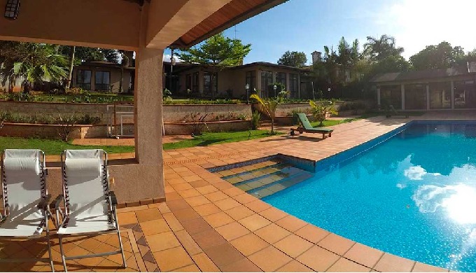 Piscina con baldosas antideslizantes C3