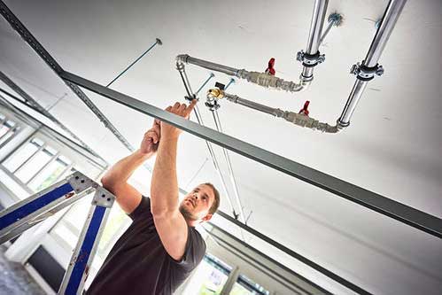 Rohrschellen (Kunststoff und Metall) für jegliche Arten von Rohrbefestigungen sowie Schienenmontage-...