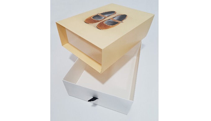 At Basepack we manufacture cases for fashion and footwear, with innovative designs, in different typ...