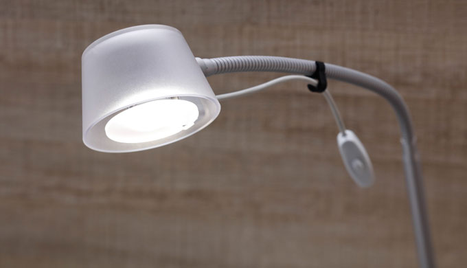 Comando semplice e intuitivo? Costruzione stabile e di qualità? Fascio di luce ampio e omogeneo? La ...