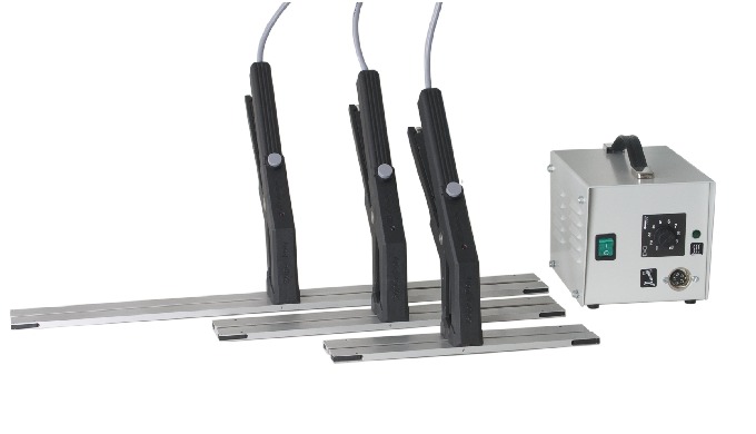 This assembly, consisting of a pulse clamp connected by a cable to a current generator (time base), ...