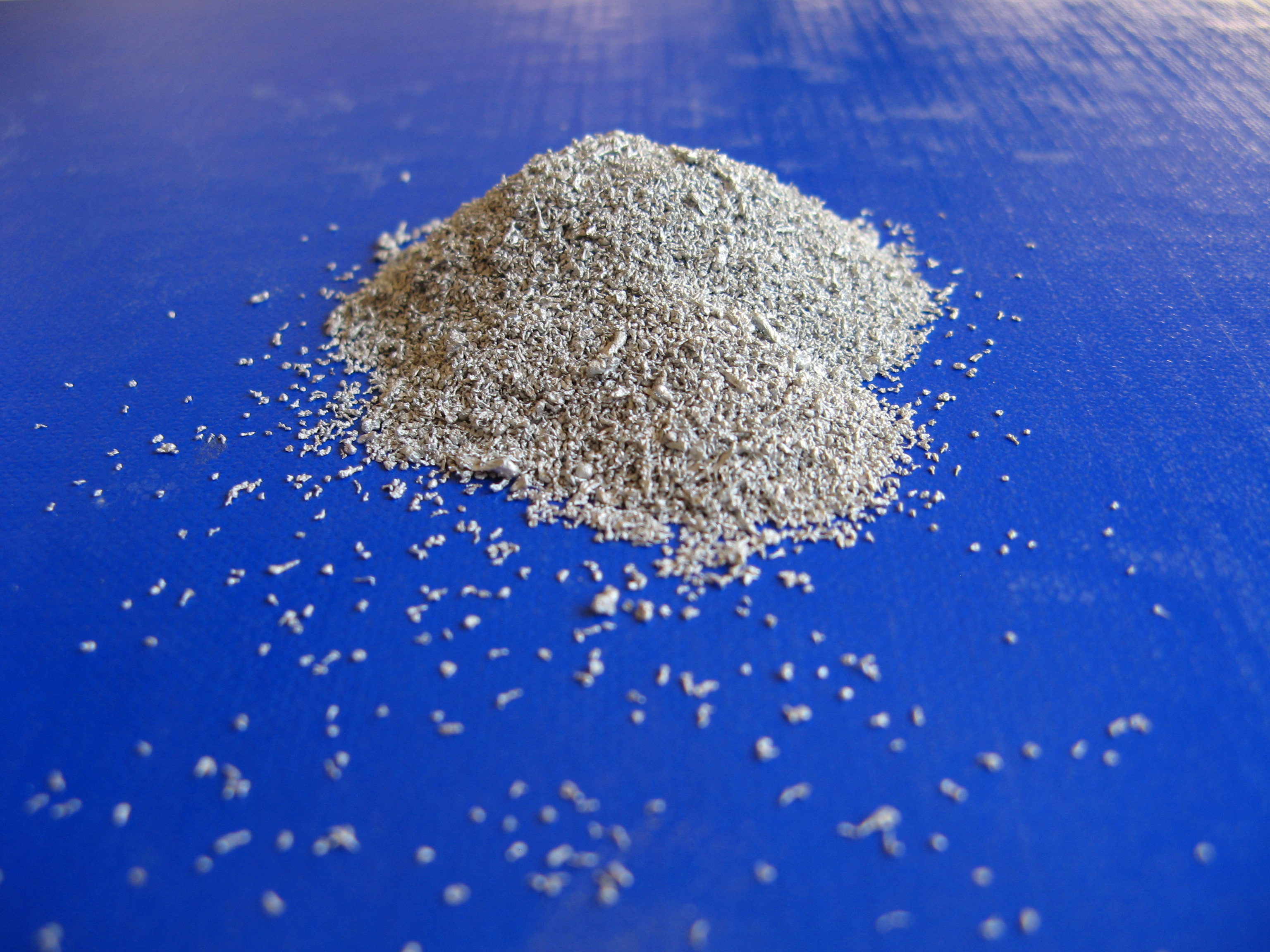 Nieregularne granulki produkowane z metalu minimum 99,7 % aluminium