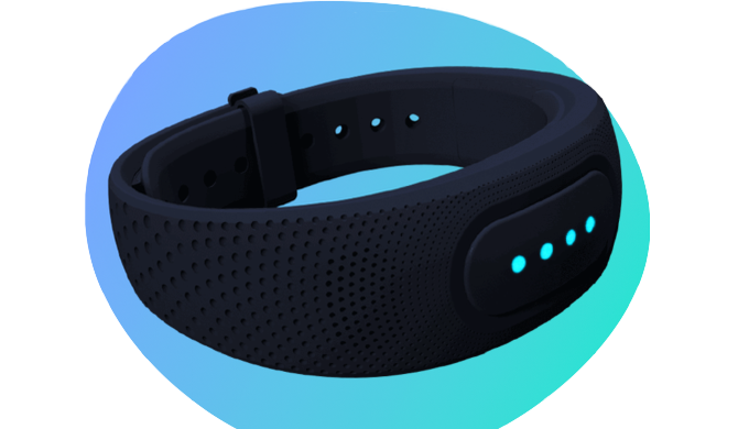 Mit dem Notfallarmband caera sind nahestehende Menschen europaweit in der Lage, per Knopfdruck oder ...