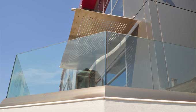 Glass-board mounting system without the need for vertical supporting components, using aluminum moun...