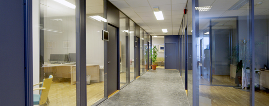 Vi leverer glassvegger i flere forskjellig utførelser. Glassvegger med karmer i heltre, finerte karm...