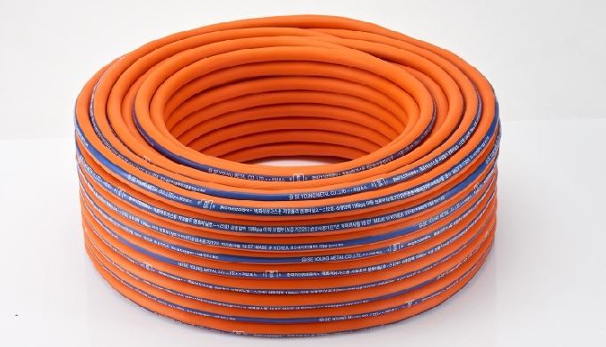 GENERALLY, MANY PEOPLES ARE USING NORMAL PVC GAS HOSE, BUT SAFETY IS VERY IMPORTANT. SO, THIS HOSE I...
