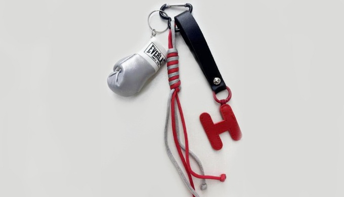A unique keyring featuring a mini boxing glove and alphabet charm. Designed with a sturdy strap and ...