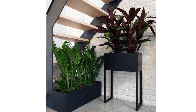 Grass metal flowerbed on the nózki is minimalist,solid and timeless. The whole made of metal, powder...