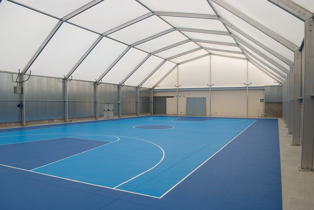 Grâce à leur conception polygonale, les pavillons de sport en acier ou en aluminium, sont parfaits p...