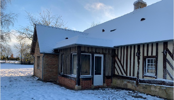 À Saint-Pierre-en-Auge, un agrandissement contemporain vient s'intégrer avec sobriété à une habitati...