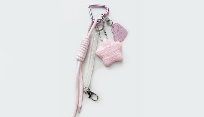 A stylish keyring featuring a star-shaped charm, adding a chic and unique touch to your look. Easy t...