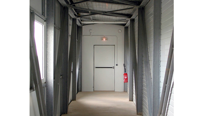 Blocs-portes Métalliques - Issues de secours : • Vantail isoplan type caisson de 57 mm d’épaisseur à...