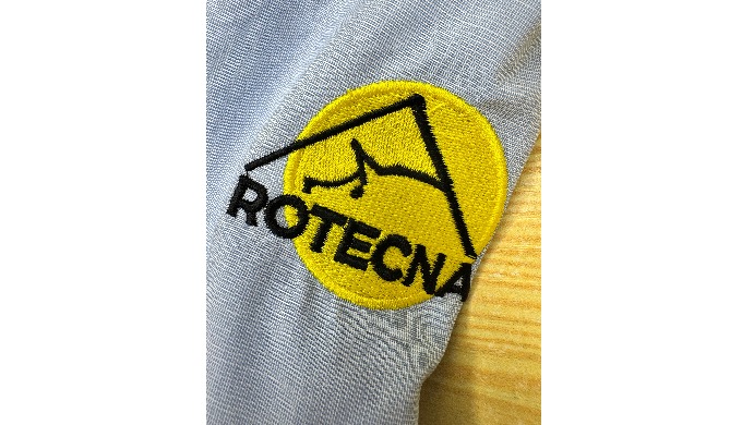 Bordado de logotipos en camisas Bordados en lugar de impresiones para colocar su logo o nombres en l...