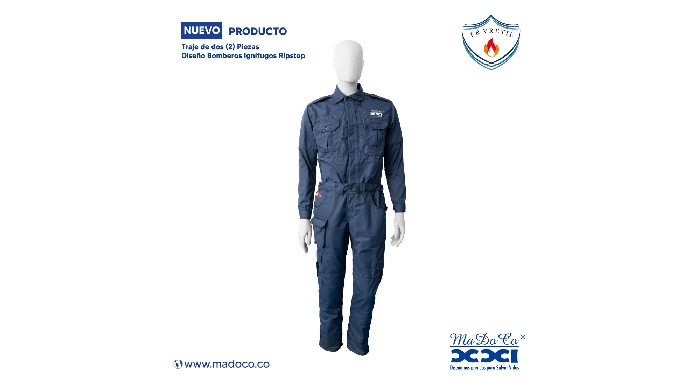 Traje compuesto por dos piezas: 1) Camisa manga larga formal. 2) Pantalón t...