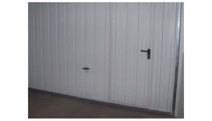 El mantenimiento de puertas de garaje de Cosman incluye tanto revisiones periódicas para revisar los...