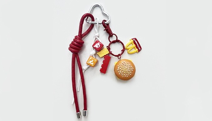 Fun miniature charms of burgers, fries, and cola make this keyring a playful accessory. Perfect for ...