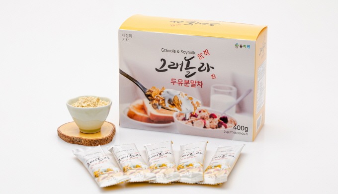 Powdered soymilk tea with granola. The disposable stick packaging makes it easy to use as a signboar...