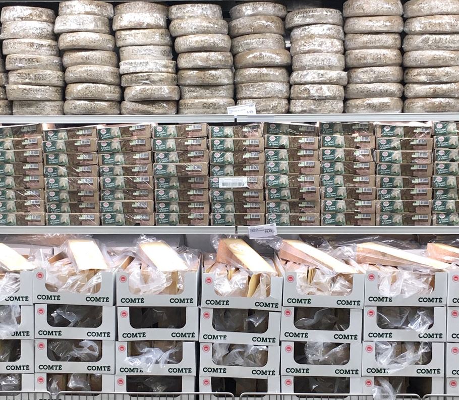 COSTCO France vous présente un assortiment de charcuteries et fromages régionaux labellisés (AOP, IG...