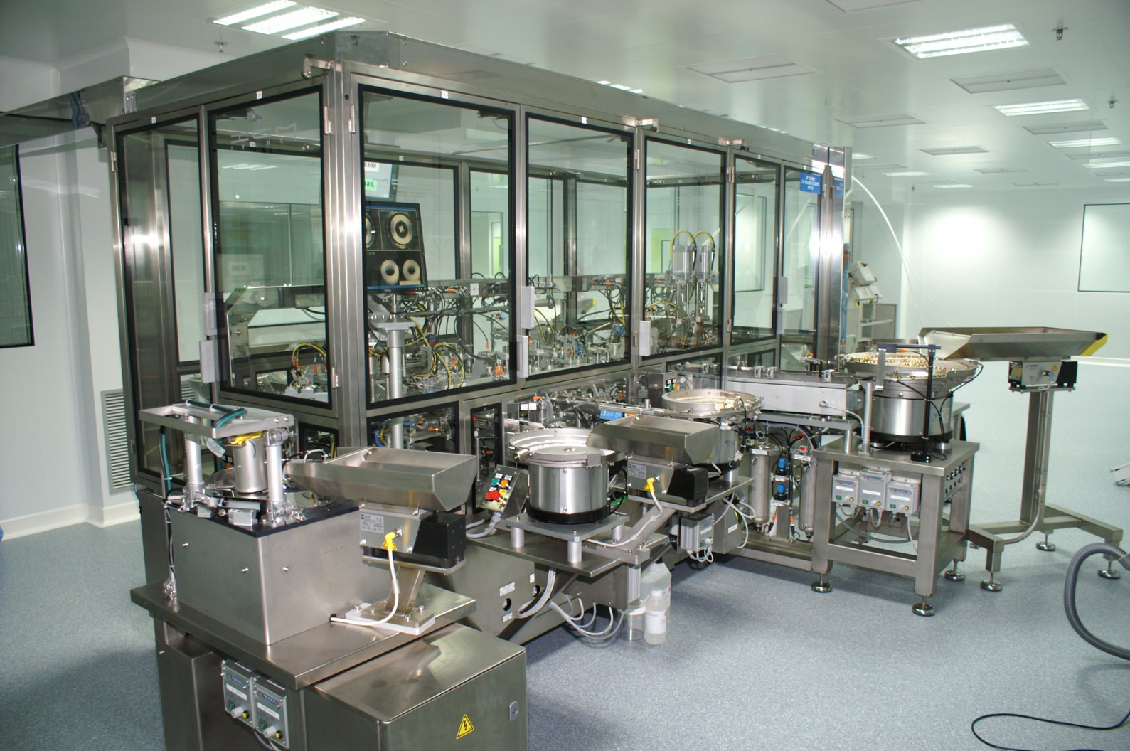 Nous sommes constructeur de machines spéciale d'assemblage pour une product...