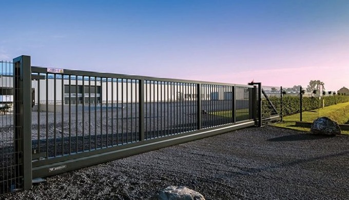 Portail autoportant sans rail au sol, idéal pour sites industriels à fort p...