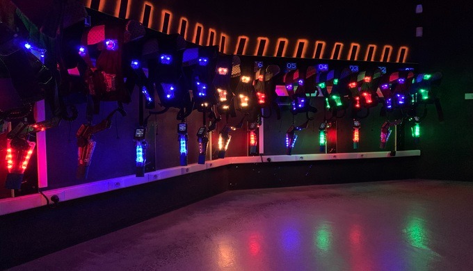 Equipements Laser Game Bourgoin prets à jouer une partie classique à Bourgoin-Jallieu