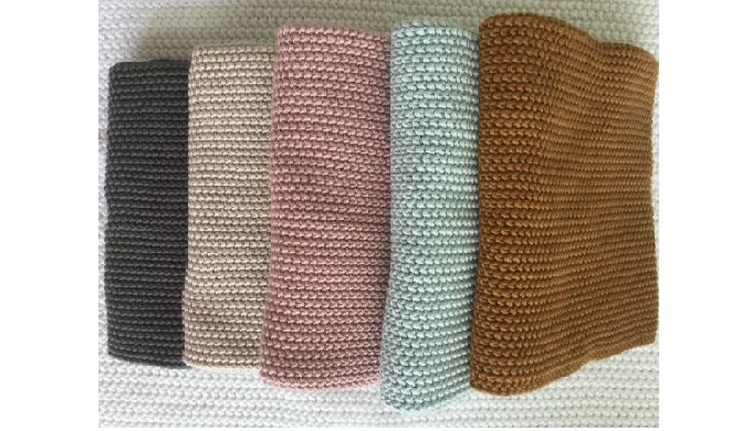 Use the knitted towel to dry your hands in the kitchen efter doing the dishes or washing your hands....